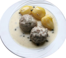 meat balls in white sauce