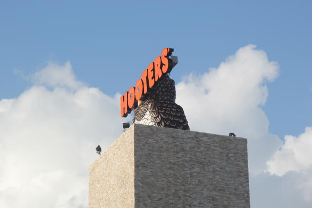restaurant Hooters - free image