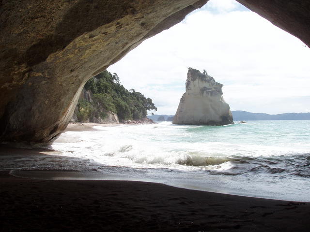 Seashore cave - free image
