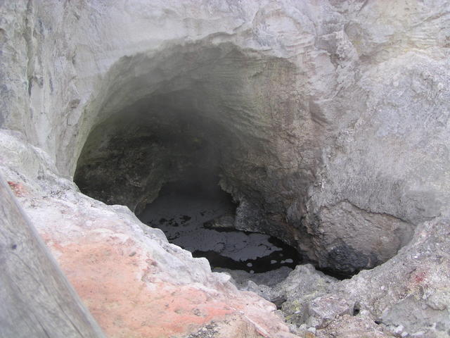 vulcanic cave - free image