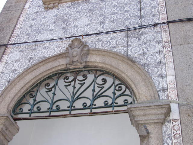 arch at the entrance door. - free image