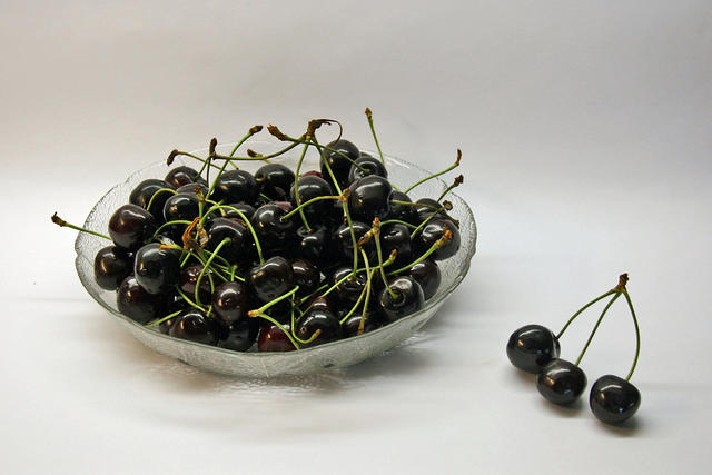 bowl full of black cherries - free image