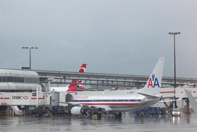 Busy airport - free image