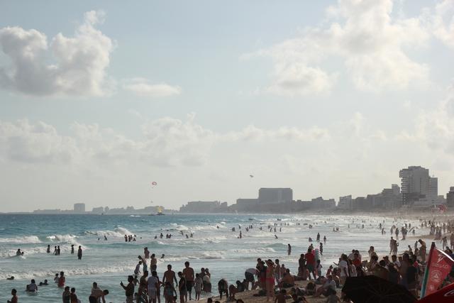 Busy beach - free image