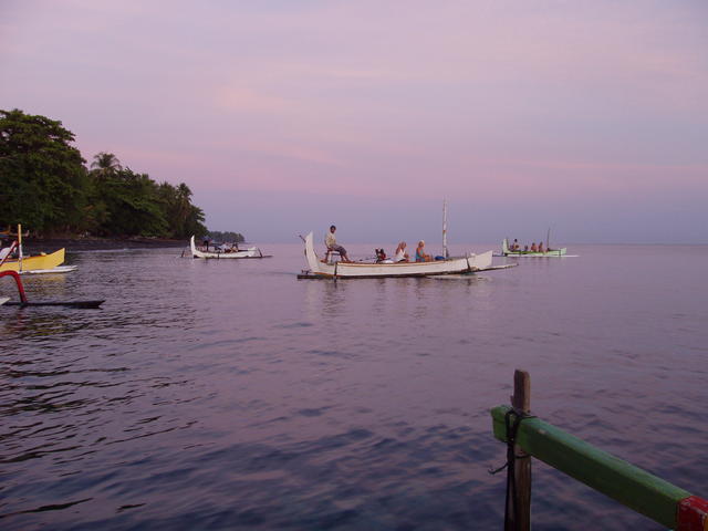 canoes in sea - free image