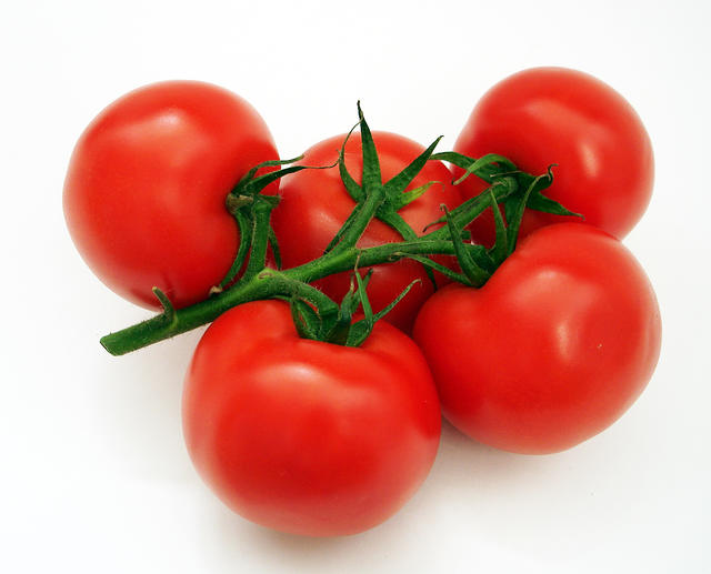 Cluster of red tomatoes. - free image