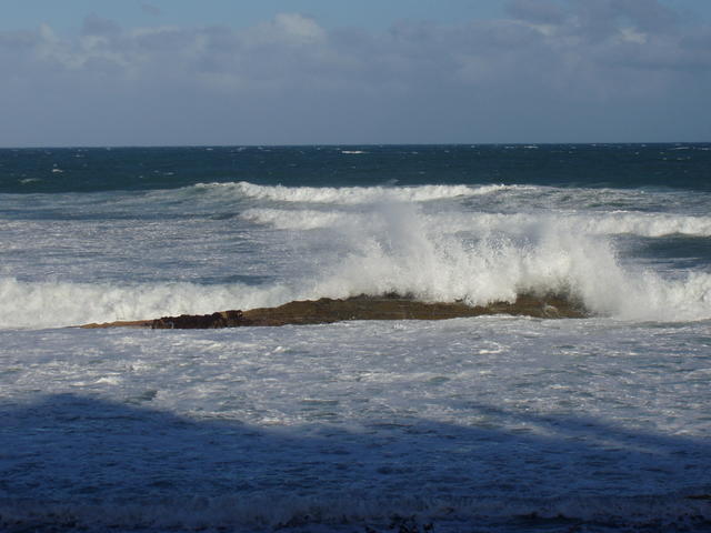 Heavy water waves in the sea - free image