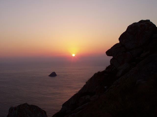 Horizon sunset with rock face - free image