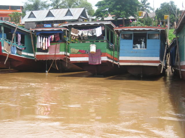 House boat - free image