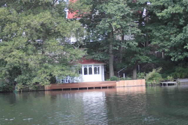 pretty pond hut - free image