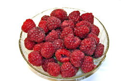 raspberries in bowl