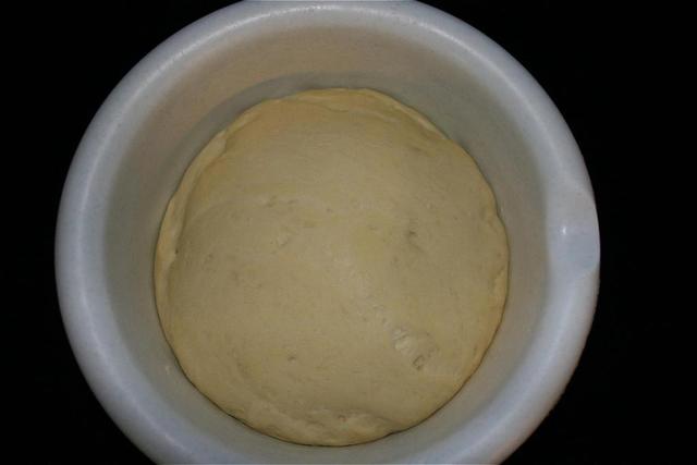 rising of a yeast dough - free image