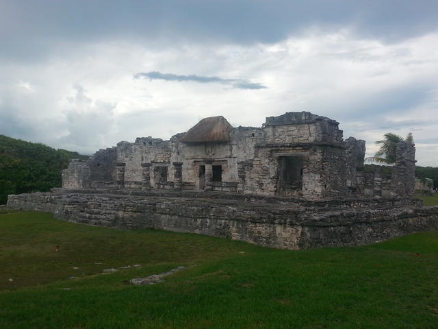 ruins of a Mayan palace - free image